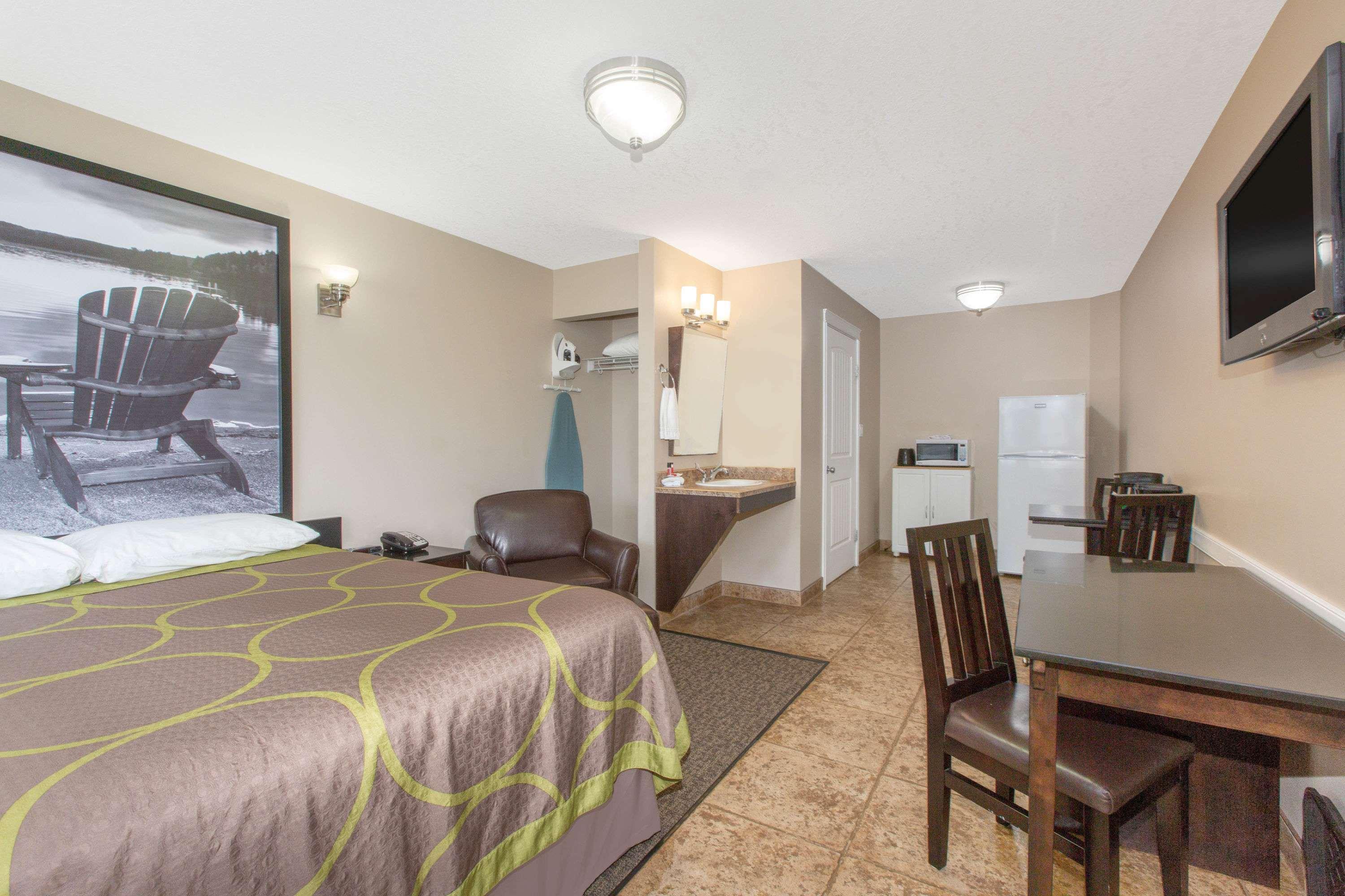 Super 8 By Wyndham Fort Mcmurray Exterior foto