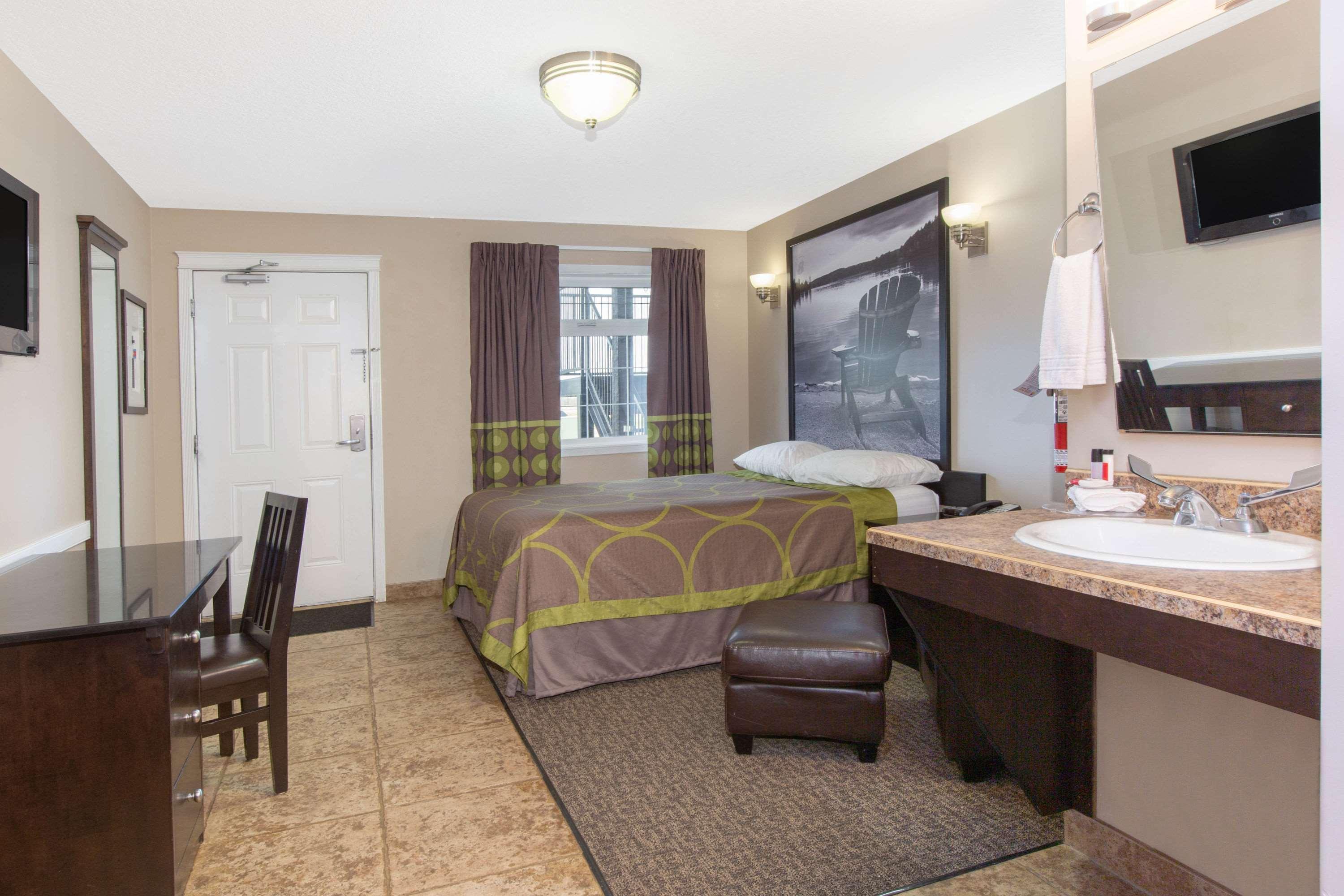 Super 8 By Wyndham Fort Mcmurray Exterior foto