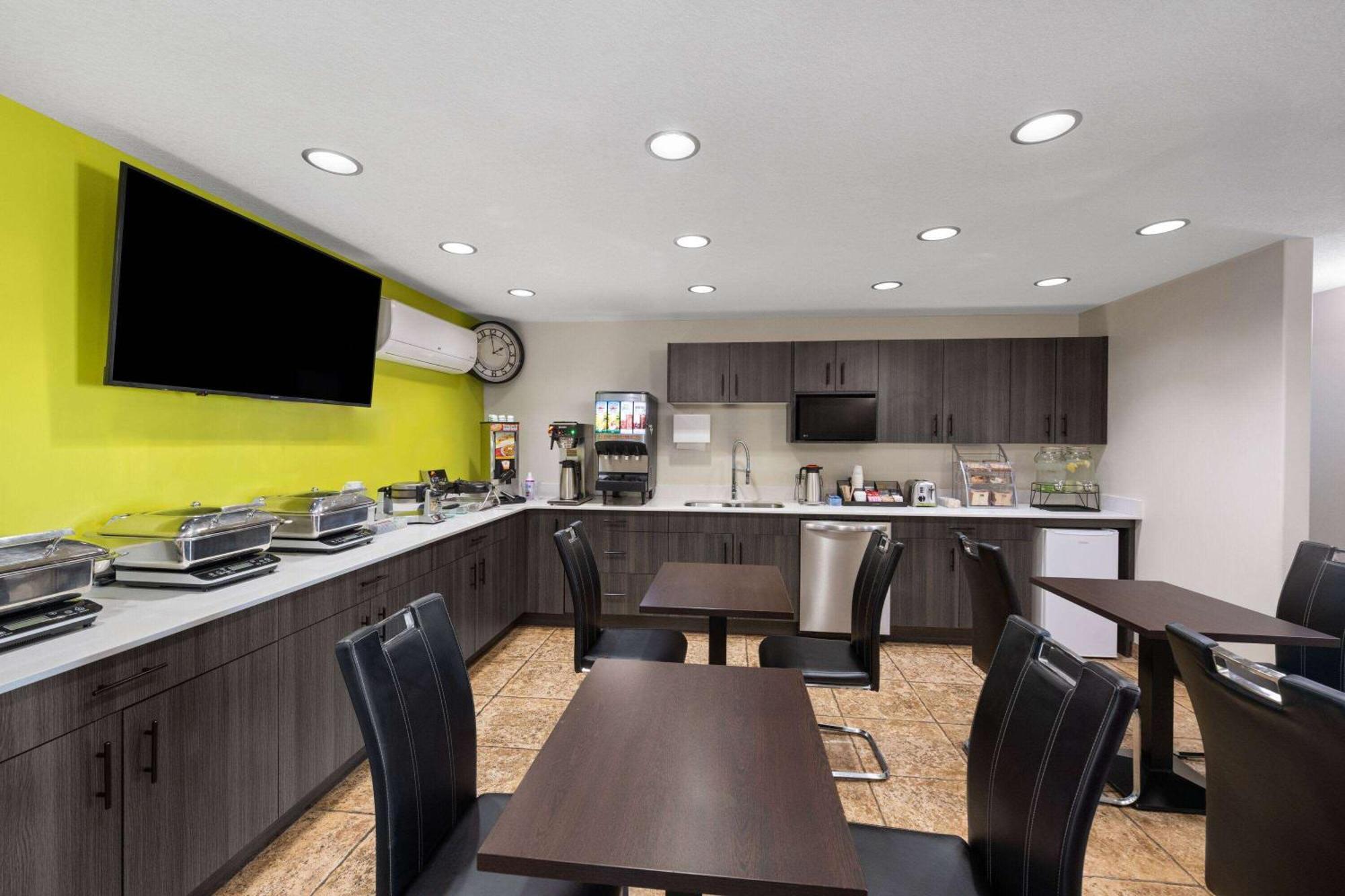 Super 8 By Wyndham Fort Mcmurray Exterior foto