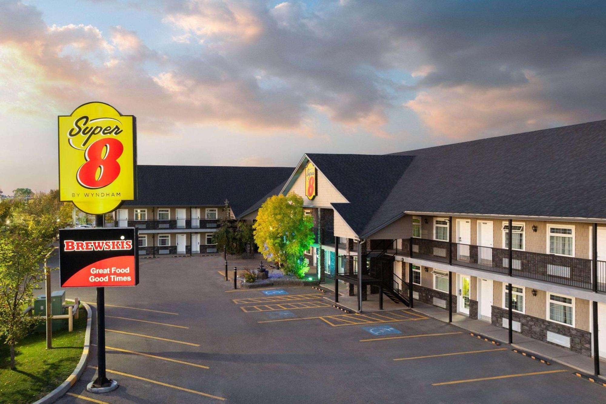 Super 8 By Wyndham Fort Mcmurray Exterior foto
