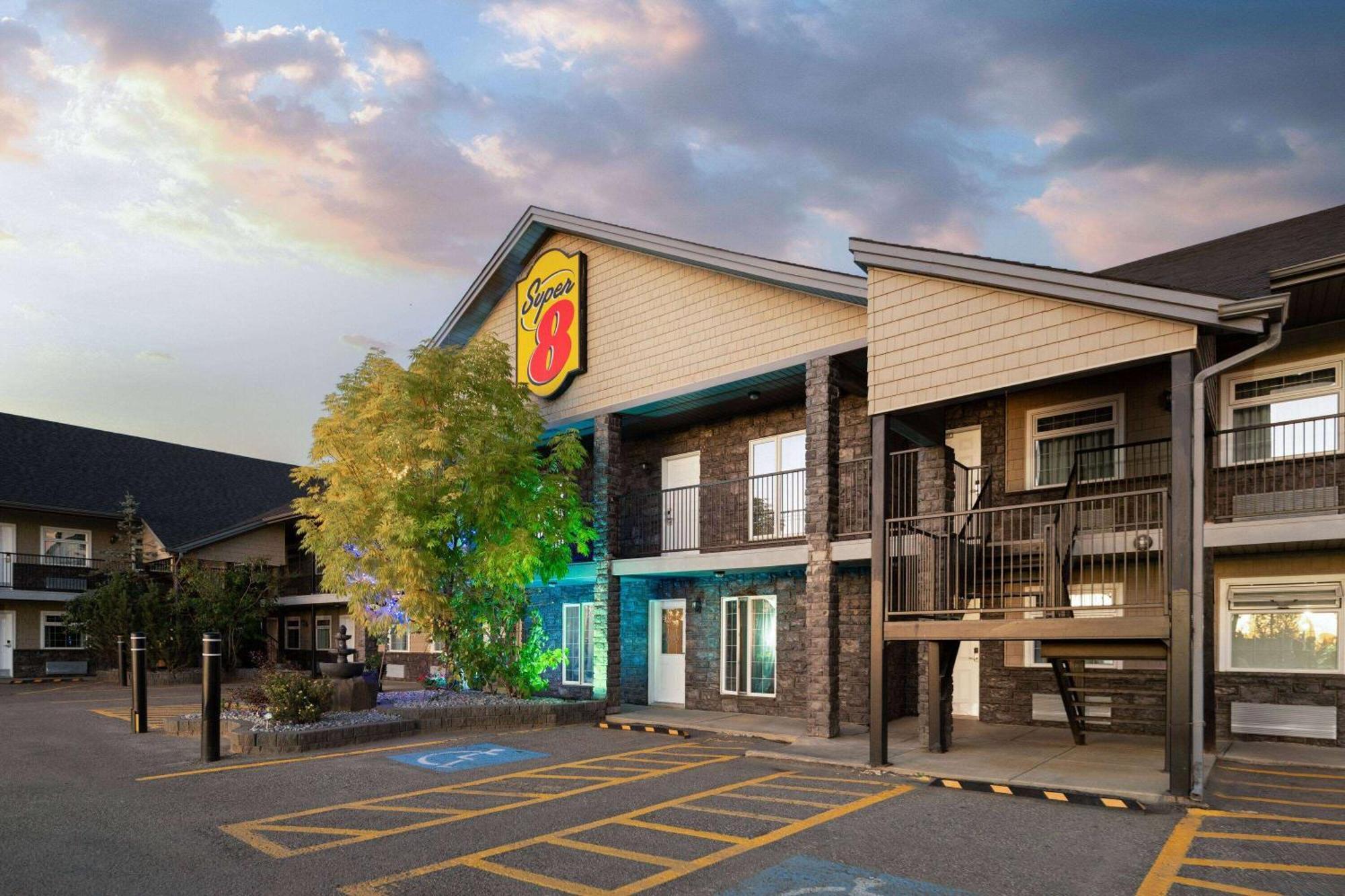 Super 8 By Wyndham Fort Mcmurray Exterior foto